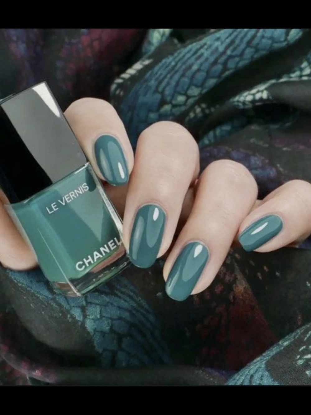 CHANEL Le Vernis Nail Polish in Teal Green